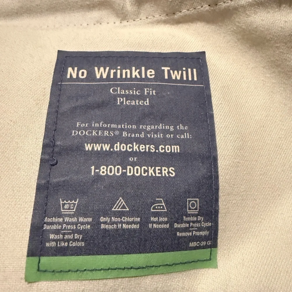 Dockers No Wrinkle Twill Classic Fit Pleated Pants in Charcoal Size 44x30